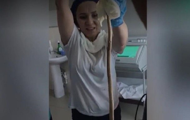У лікарні Дагестана зі шлунку дівчини дістали метрову змію (ВІДЕО)