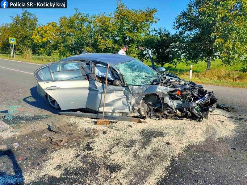 Аварія неподалік Закарпаття: у Словаччині автівка розбилася вщент (ФОТО)