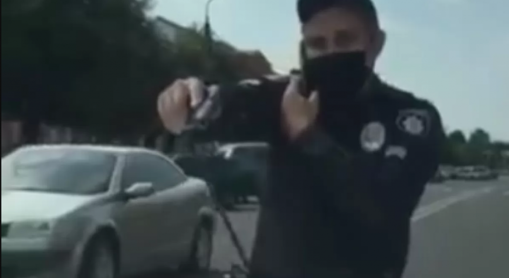 У Сумській області поліцейський погрожував пістолетом жінкам з дітьми через відвідування магазину без масок (ВІДЕО)