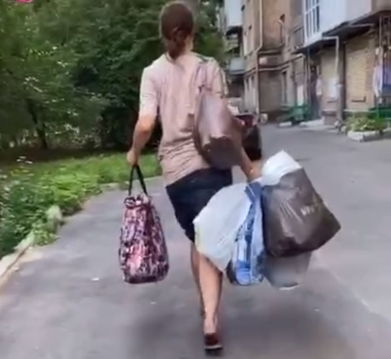 У Києві мати гуляла вулицями з 2-місячною дитиною в пакеті (ВІДЕО)