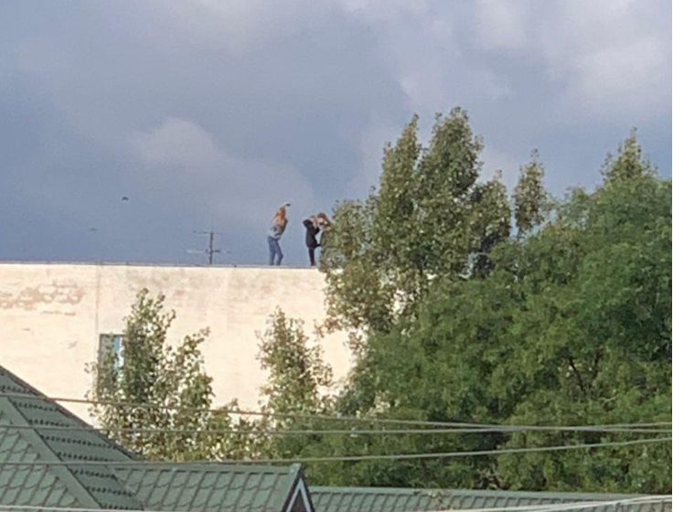 Екстремальне селфі: в Ужгороді діти на даху ризикують життям заради фото (ФОТО)