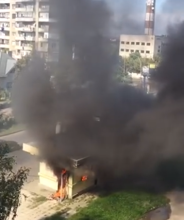 В Ужгороді пожежа на розі вулиць Грушевського та Заньковецької: дим видно за кілька кілометрів (ВІДЕО)