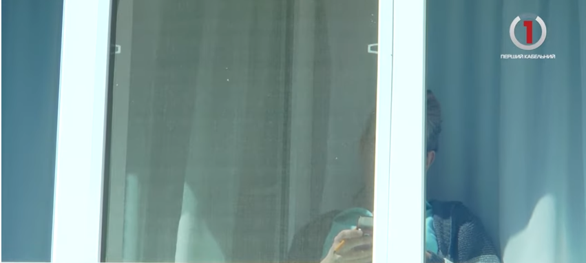 "Викине дитину з балкону": в Мукачеві люди потерпають від нападків сусідки (ВІДЕО)