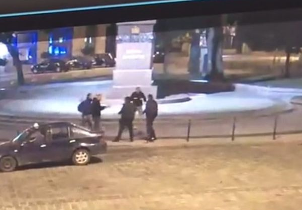 У Львові двоє п'яних чоловіків з ножами напали на перехожого (ФОТО)