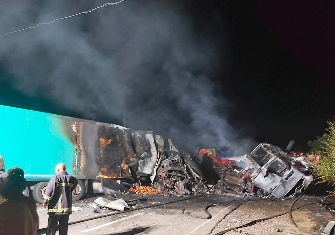 Згоріли заживо: у ДТП загинули водій фури та пасажири (ФОТО)