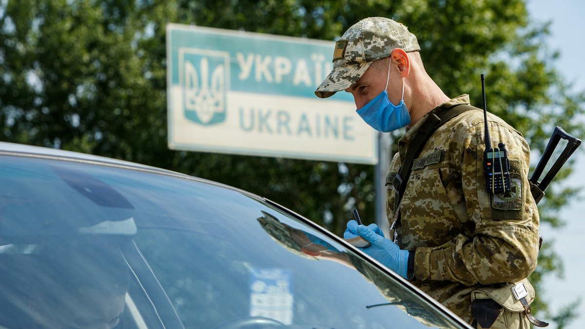 Уряд визначив нову процедуру в'їзду в Україну для іноземців під час пандемії