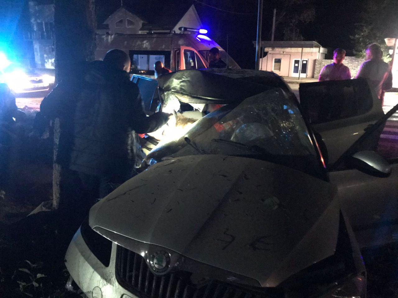 Смертельна ДТП трапилася цієї ночі в Ужгороді: три молоді дівчини влетіли у дерево (ФОТО)