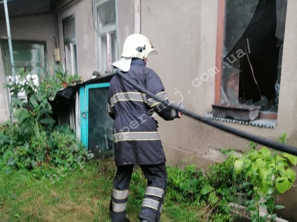 Пожежа у Мукачеві: з палаючої квартири сусіди винесли непритомну людину (ФОТО, ВІДЕО)