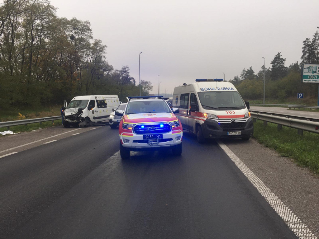 ДТП на Київщині: водія мікроавтобусу затиснуло в автомобілі (ФОТО)