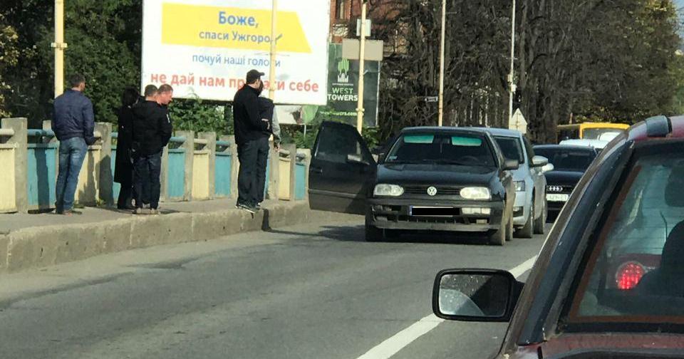 ДТП в Ужгороді: на мості не розминулися дві автівки (ФОТО)