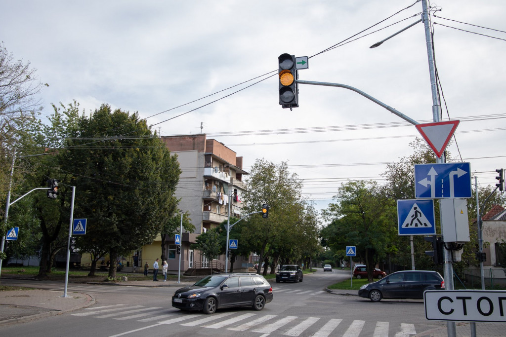 На аварійному перехресті в Ужгороді встановили світлофор (ФОТО)