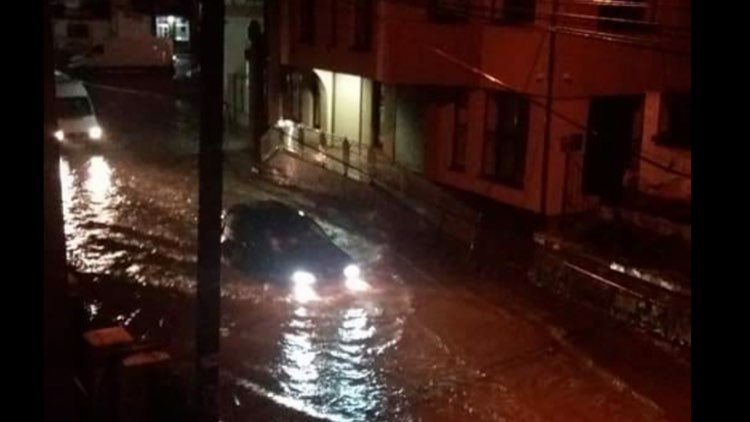 У Хусті через негоду автомобілі "плавають" вулицями міста (ФОТО)