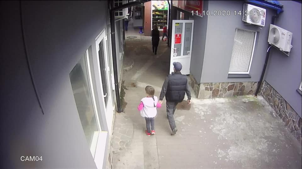 Пограбування серед білого дня: у Мукачеві чоловік обікрав магазин (ФОТО, ВІДЕО)
