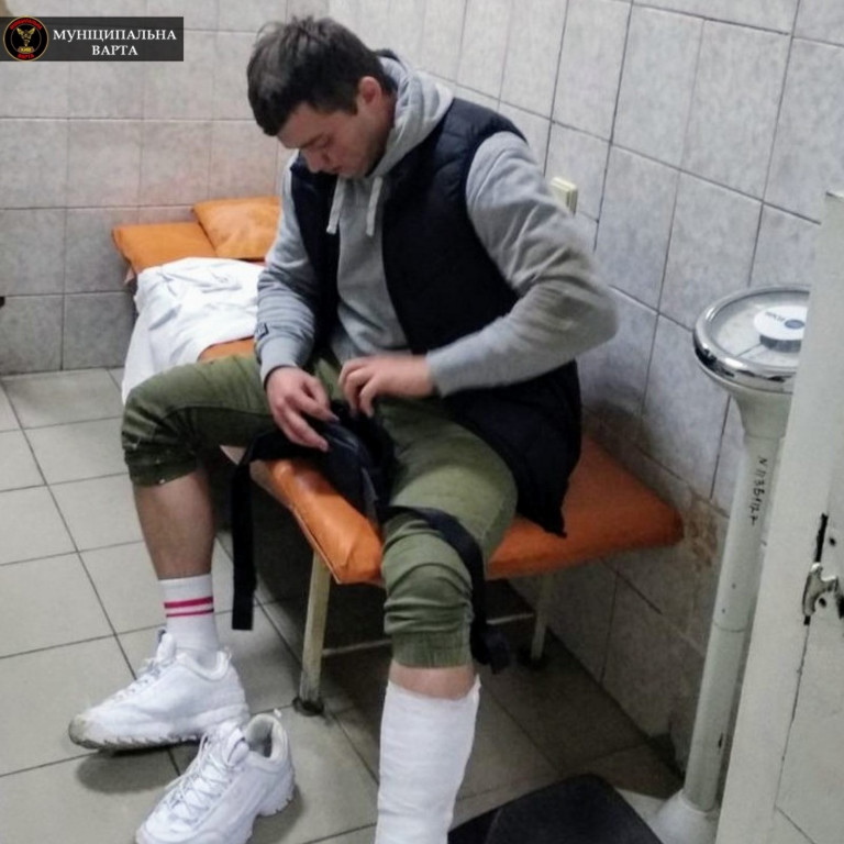 В Києві пацієнт жорстоко побив лікаря металевим стільцем, через не гарний ремонт в лікарні (ФОТО)