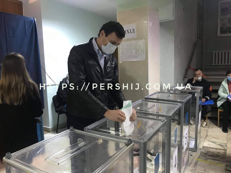 Андрій Погорєлов проголосував на місцевих виборах (ФОТО)