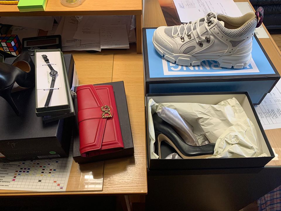 «Gucci», «Dolce Gabana», «Longchamp» «Massimo Dutti»: брендова контрабанда потрапила на склад Закарпатської митниці (ФОТО)