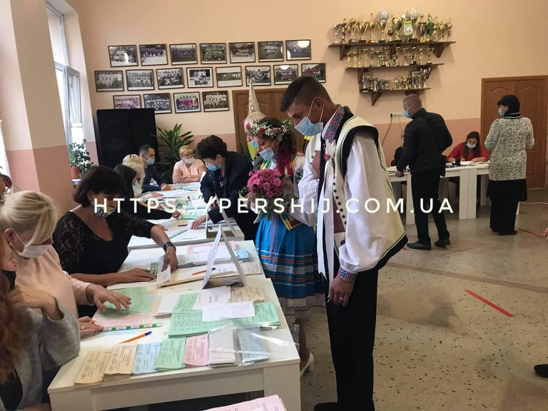Новостворене закарпатське подружжя прийшло на вибори (ФОТО)