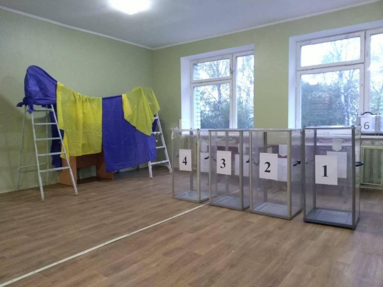 В соцмережах активно поширюють фото "оригінальних" кабінок для голосування (ФОТО)