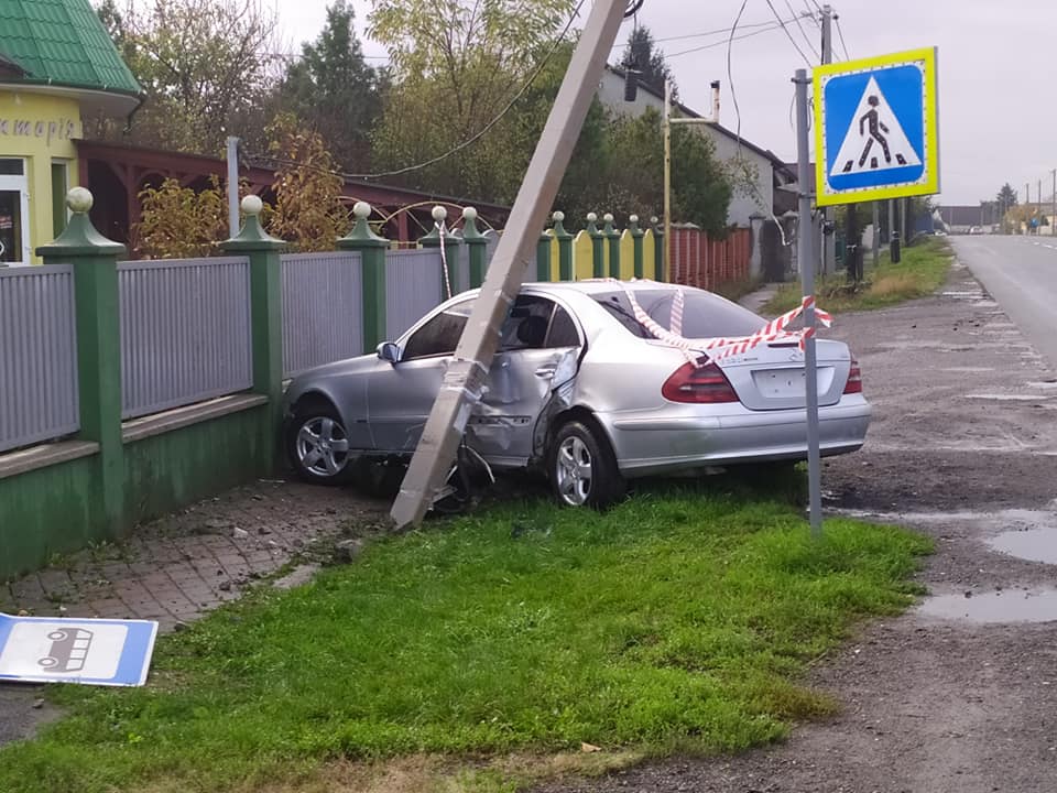 ДТП під Ужгородом: автівка влетіла у паркан (ФОТО)