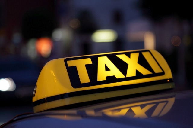 Таксист напав на свою клієнтку: вдарив та вкрав телефон (ВІДЕО)