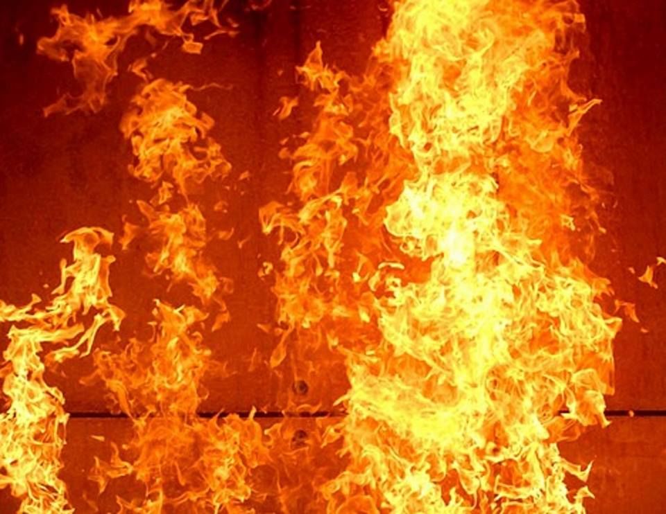 Ранкова пожежа: в Ужгороді палає будинок (ФОТО)