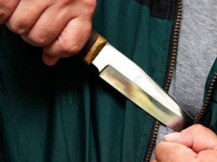 У Києві неадекват показував статеві органи, лаявся та намагався вдарити ножем перехожих (ВІДЕО 18+)