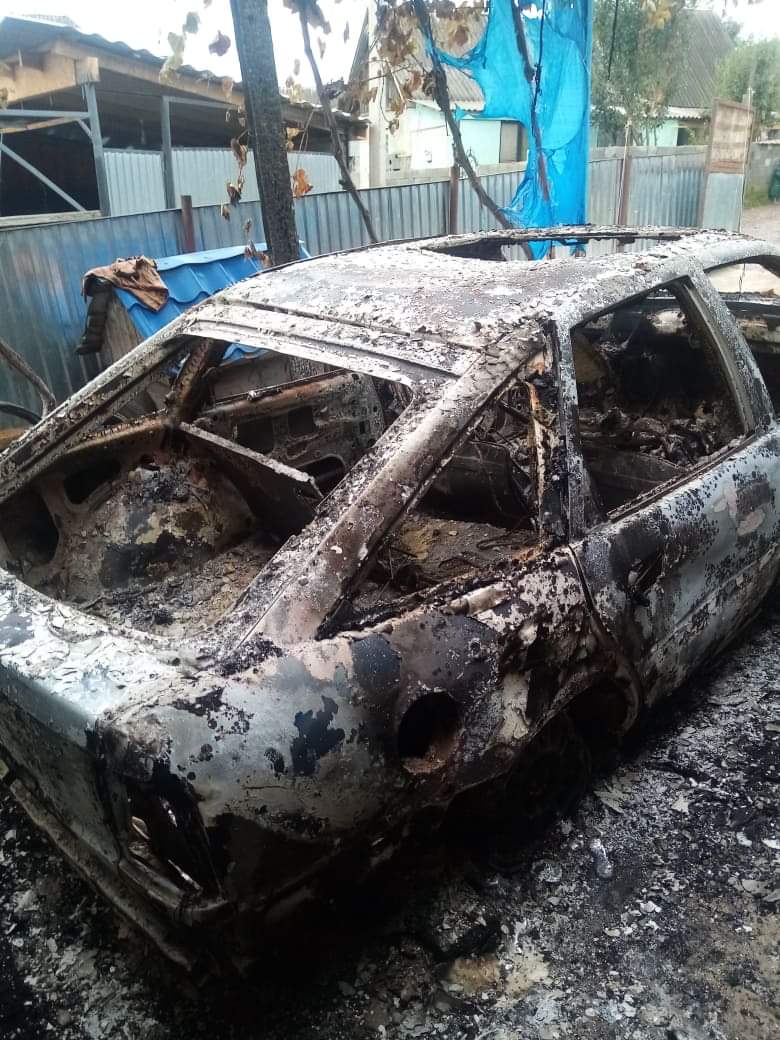 На Мукачівщині палало авто: господар стверджує, що це підпал (ФОТО)