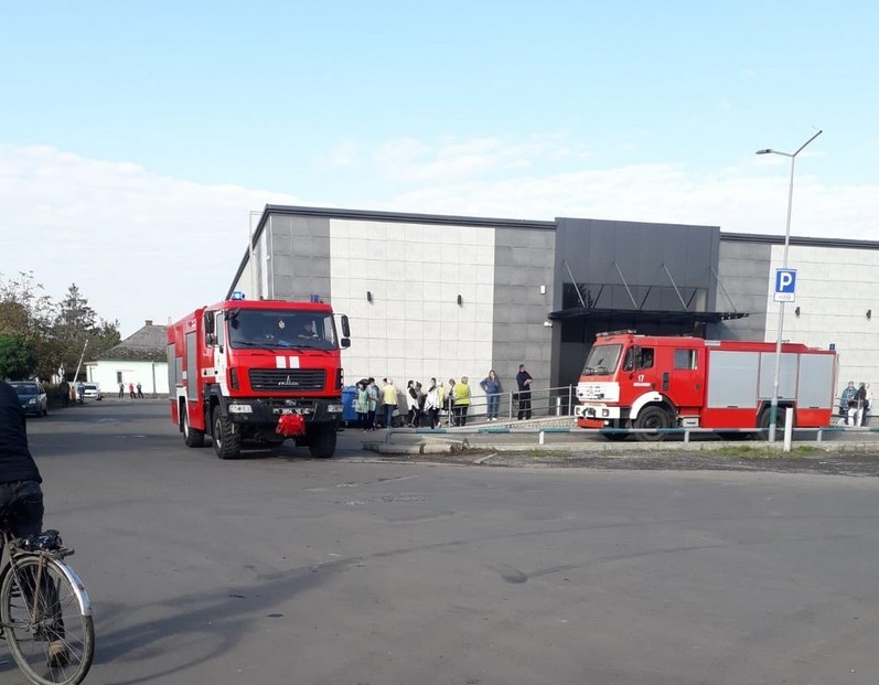 У Мукачеві горить супермаркет поблизу автовокзалу (ФОТО)