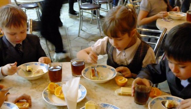 Заборонили сосиски: у МОЗ розробили новий проєкт дитячого харчування у навчальних закладах