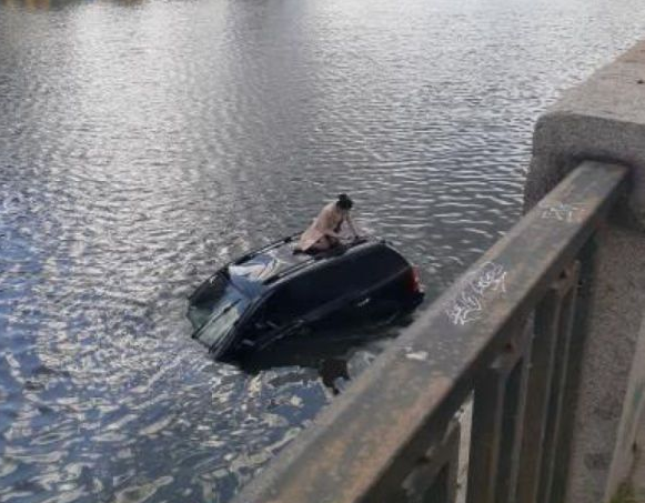 У Харкові горе-водійка на позашляховику знесла огорожу і втопила авто в річці (ВІДЕО)