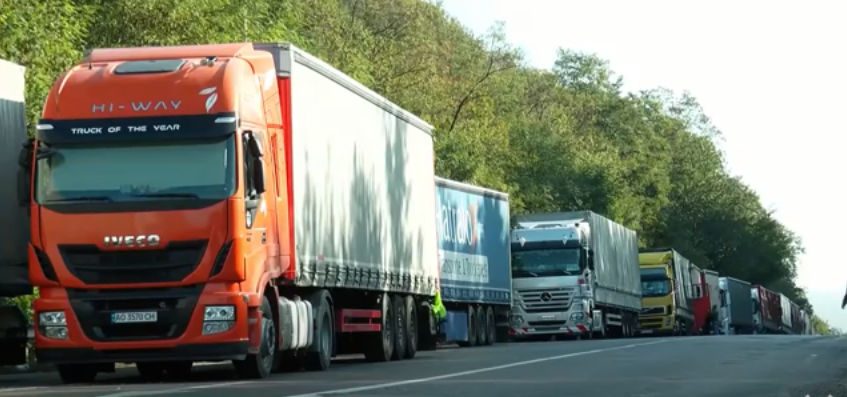 На виїзді з Ужгорода утворилися затори з вантажівок (ВІДЕО)