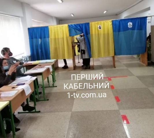 Голосують по двоє, проводять агітації: на одній з виборчих дільниць Мукачева фіксують грубі порушення (ФОТО, ВІДЕО)