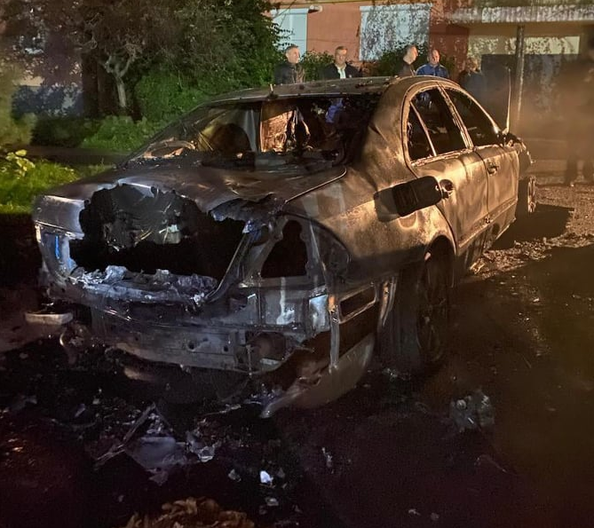 У Мукачеві прикордоннику спалили автівку (ФОТО)
