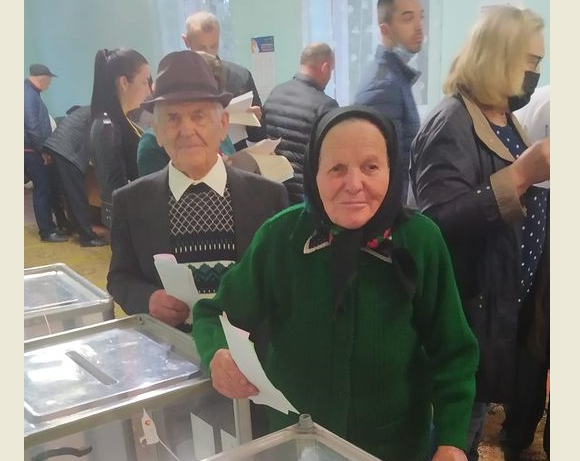 Їй вже 91, йому 93 роки: на Закарпатті свій вибір зробило "молоде подружжя" (ФОТО)
