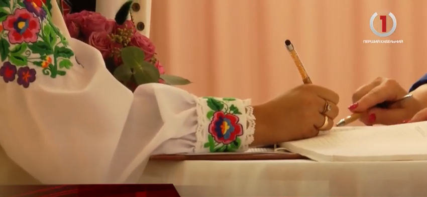 З весілля на вибори: як на Ужгородщині молодята голосували (ВІДЕО)