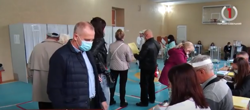 Волевиявлення громадян: подробиці виборів на дільницях Мукачева (ВІДЕО)