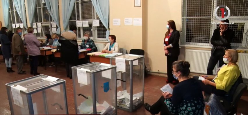 Вибори-2020: у Солотвині багатолюдні черги охочих проголосувати (ВІДЕО)