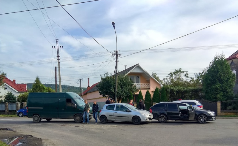 Потрійна ДТП: в Ужгороді зіткнулися мікроавтобус і два авто (ФОТО)