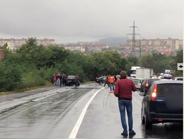 Аварія біля Мукачева паралізувала рух авто на трасі (ФОТО)