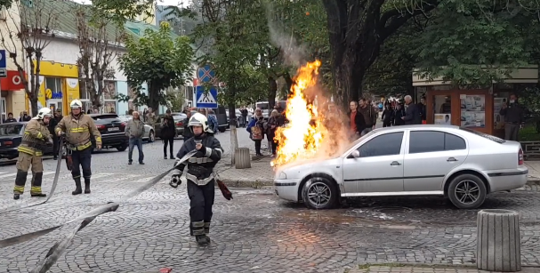 Спалахувало раз за разом: у центрі Виноградова горить авто (ФОТО, ВІДЕО)