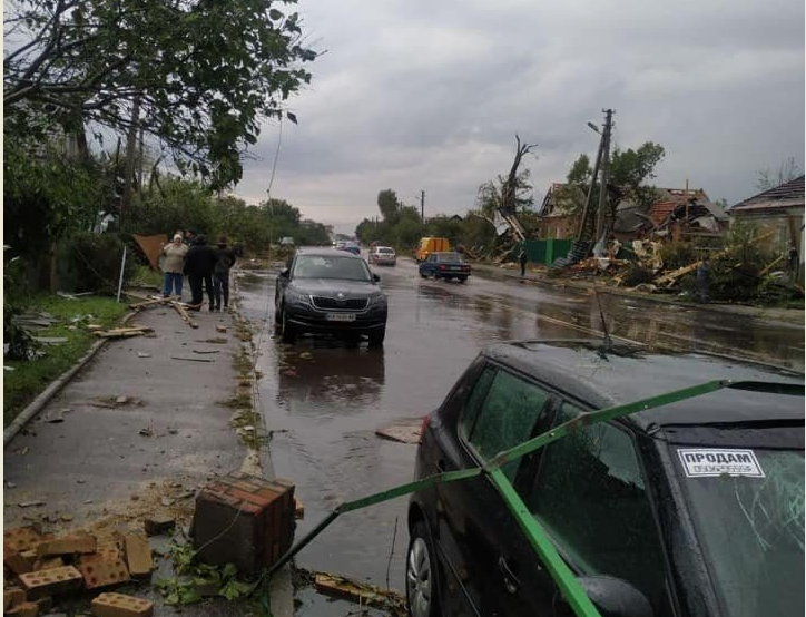 У Кропивницькому буревій зірвав дахи з будинків, зруйнував стіни і повалив дерева (ФОТО, ВІДЕО)