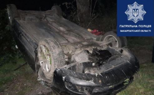 Автомобіль на даху: подробиці вечірньої аварії на Мукачівщині