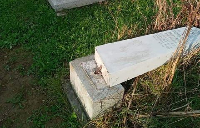 Вандали вчинили погром на одному з цвинтарів на Мукачівщині (ФОТО)