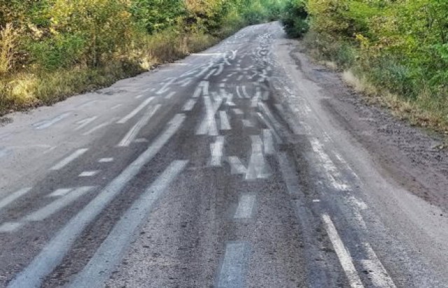 Курйозну "п'яну" розмітку на Берегівщині намагалися приховати невідомою сумішшю (ФОТО, ВІДЕО)