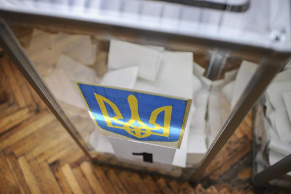 В Ужгороді преставники ДВК видають голосуючим бюлетні без ідентифікації особи
