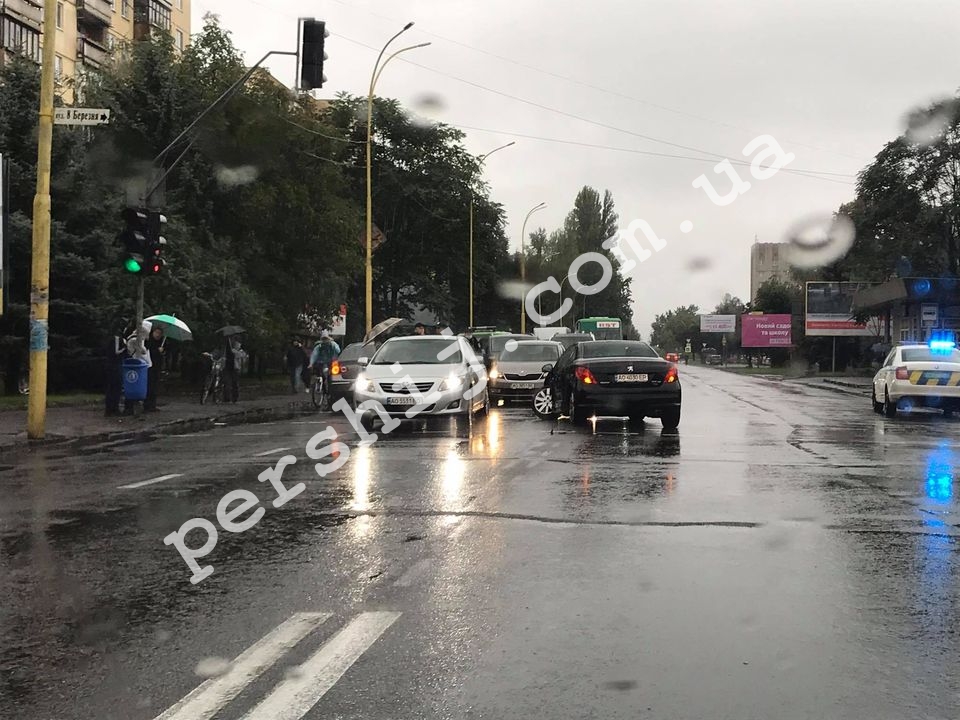 Чергова ДТП за день трапилася на Закарпатті: в Ужгороді ускладнено рух (ФОТО)