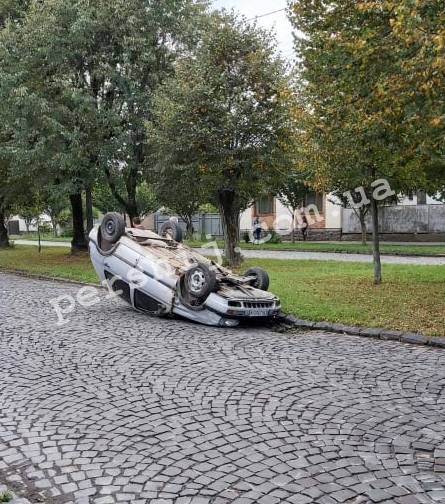 Авто на даху, запчастини розкидало дорогою: у Мукачеві трапилася ДТП (ФОТО, ВІДЕО)