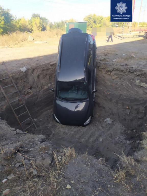 У Харкові порушник на Toyota влетів у котлован (ФОТО)