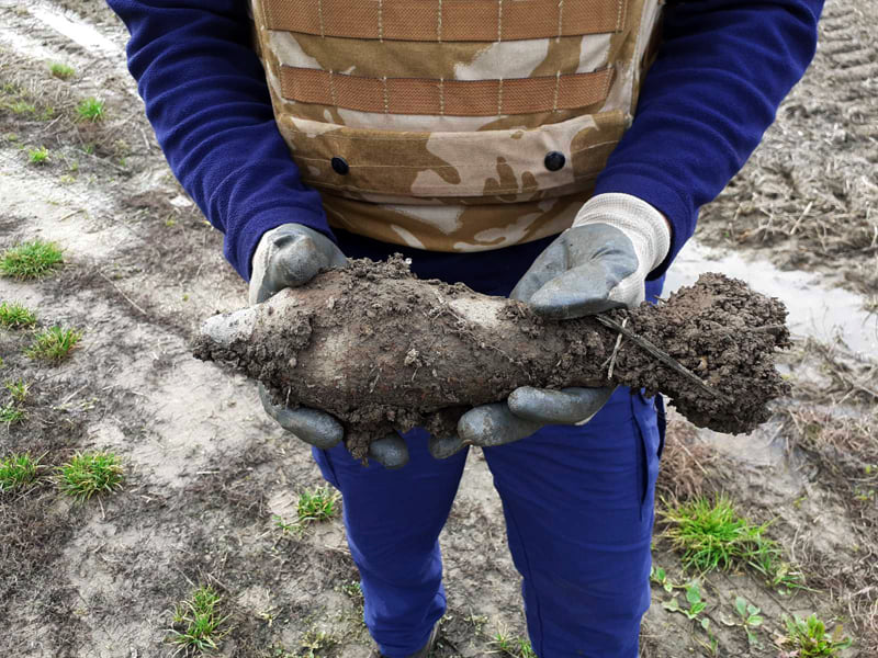 Мешканець Ужгородщини на власному полі знайшов міну часів Другої Світової Війни (ФОТО)