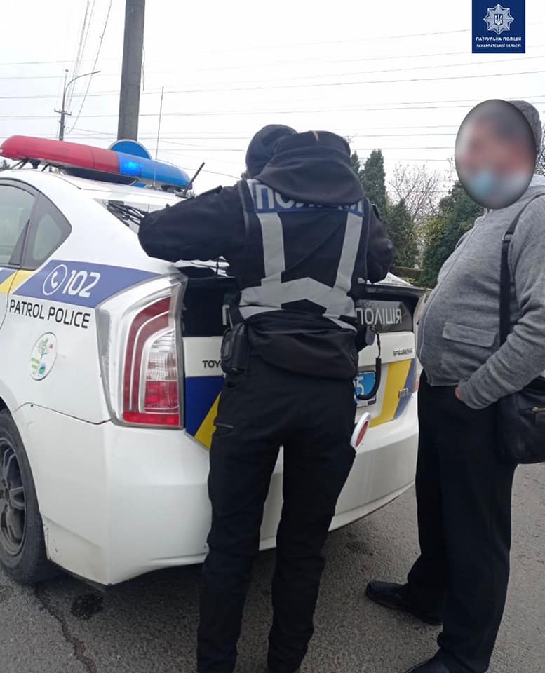 Закарпатські правоохоронці масово штрафують водіїв громадського транспорту за недотримання маскового режиму (ФОТО)